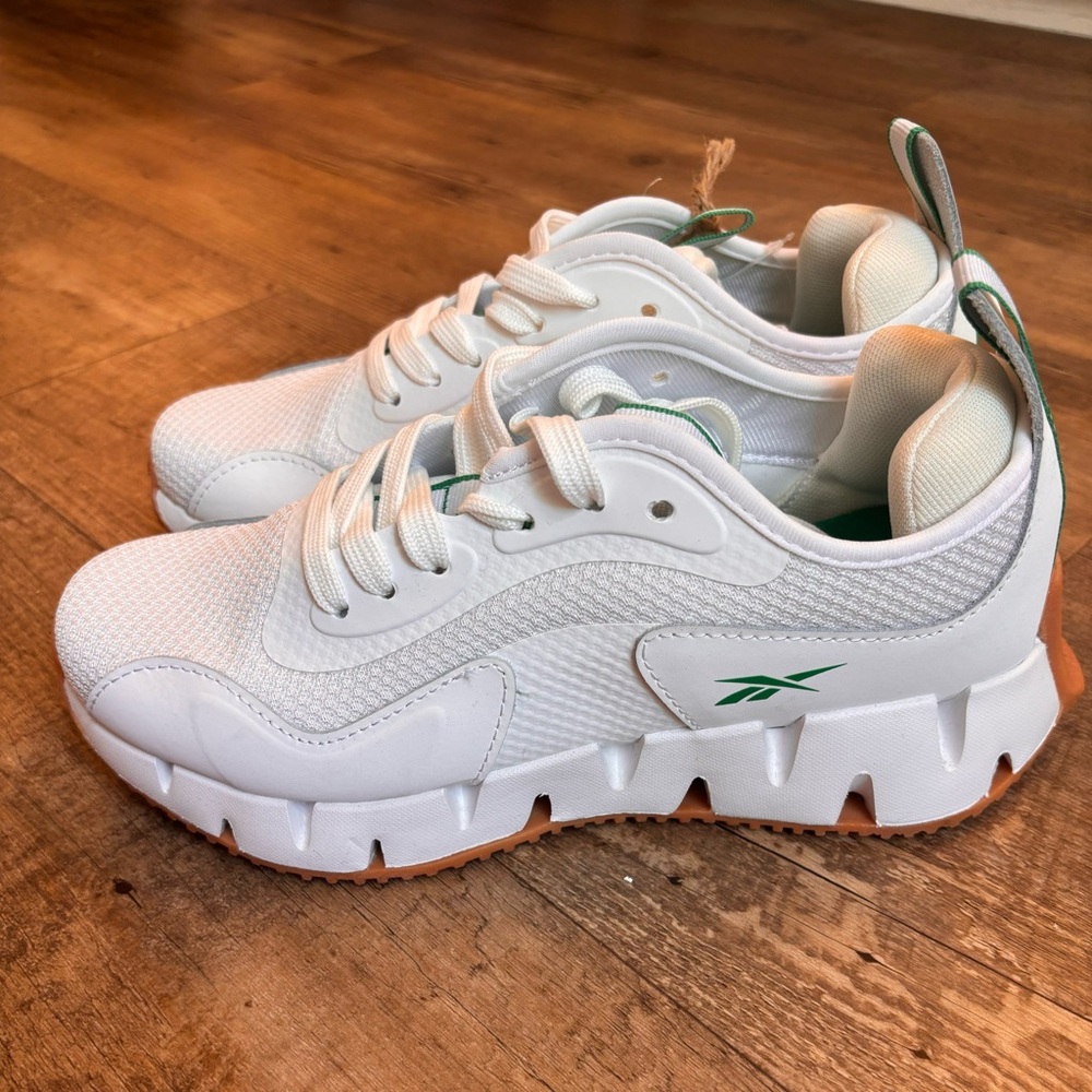 *NEVER WORN** Reebok White Sneakers with Green Logo and Gum-Tone Outsole Sz 7.5